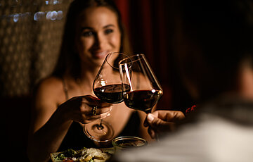 Frau mit Wein am Foodsharing-Tisch im Adults Only Hotel Winzer