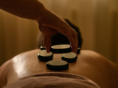 Hot-Stone-Massage bei einer Wellnessanwendung im Hotel Winzer