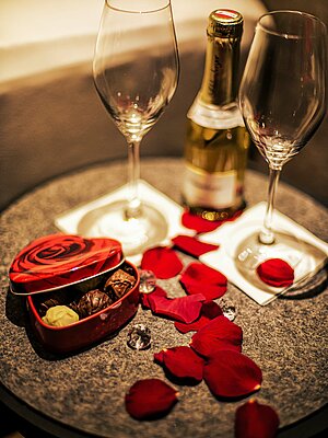 Pralinen und Sekt im Doppelzimmer Spa Deluxe im Hotel Winzer