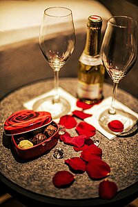 Pralinen und Sekt im Doppelzimmer Spa Deluxe im Hotel Winzer