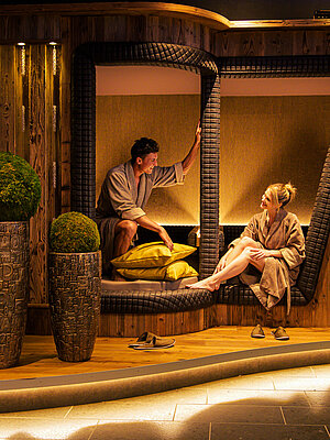 Paar entspannt im Ruheraum im Emotion Spa des Hotel Winzer