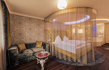 Doppelzimmer Emotion mit gemütlichem Bett im Romantik-Wellnesshotel Winzer