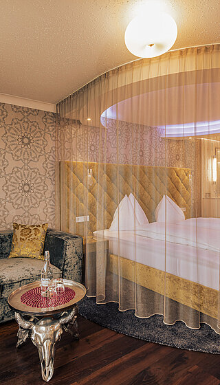 Doppelzimmer Emotion mit gemütlichem Bett im Romantik-Wellnesshotel Winzer