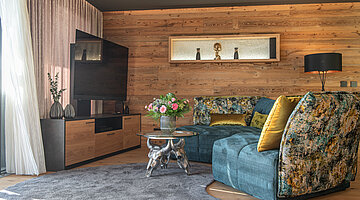 Stylischer Wohnbereich der Private Spa Villa im Hotel Winzer in Österreich