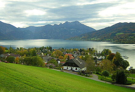 Blick von Unterroith (Seefeld am Attersee) über den Attersee auf den Schafberg,
