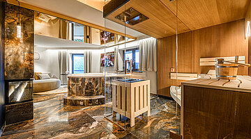 Private Spa mit Sauna und Whirlpool Private Spa der Secret Love Suite im Hotel Winzer mit integrierter Sauna, Whirlpool, Natursteinboden und offenem Wellnessbereich im Zimmer