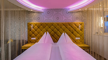 Doppelzimmer Emotion mit gemütlichem Bett im Romantik-Wellnesshotel Winzer