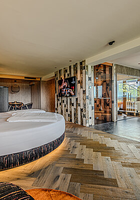 Wolke 7 mit Private Spa Großzügige Wolke 7 im Hotel Winzer mit rundem Doppelbett, Private Spa, Designkamin und viel Raum für Zweisamkeit