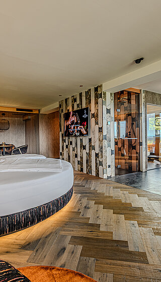 Wolke 7 mit Private Spa Großzügige Wolke 7 im Hotel Winzer mit rundem Doppelbett, Private Spa, Designkamin und viel Raum für Zweisamkeit