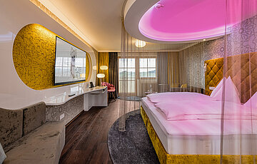 Doppelzimmer Emotion mit gemütlichem Bett im Romantik-Wellnesshotel Winzer