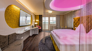 Doppelzimmer Emotion mit gemütlichem Bett im Romantik-Wellnesshotel Winzer