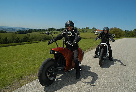 Zwei Motorradfahrer bei einem Ausflug im Salzkammergut