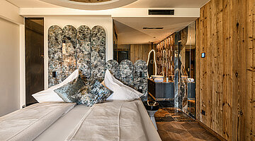 Cosy Sleeping Area for Two Stylish sleeping area in the Kuschelnest Junior Suite at Hotel Winzer with double bed, natural wood and refined interior design