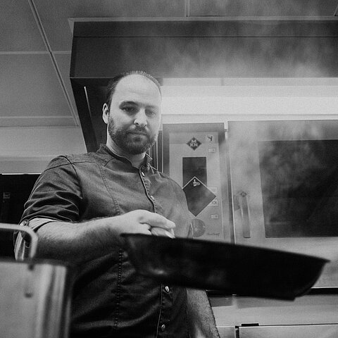 Unser Küchenchef Robert – eine Seltenheit vor der Kamera! Doch in der Küche ist er in seinem Element und sorgt täglich dafür, dass alles rund läuft und köstliche Speisen auf die Teller kommen. ‍ ...