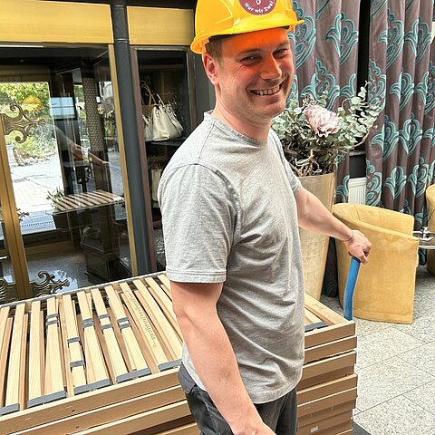 Umbau-Modus: AN! ️ Michi ist schon mal in den Bauhelm geschlüpft! Während im Hotel die großen Pläne umgesetzt werden, sind wir als Team mittendrin statt nur dabei.