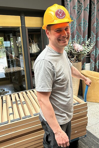 Umbau-Modus: AN! ️ Michi ist schon mal in den Bauhelm geschlüpft! Während im Hotel die großen Pläne umgesetzt werden, sind wir als Team mittendrin statt nur dabei.