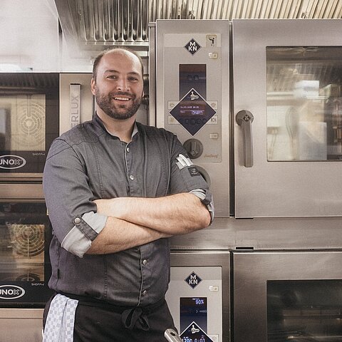 Unser Küchenchef Robert – eine Seltenheit vor der Kamera! Doch in der Küche ist er in seinem Element und sorgt täglich dafür, dass alles rund läuft und köstliche Speisen auf die Teller kommen. ‍ ...