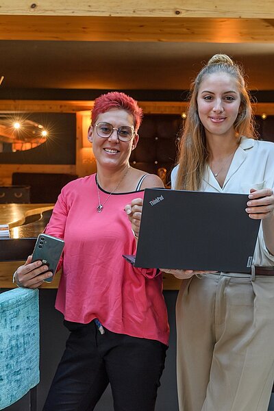 Wer arbeiten kann, kann auch lachen! Sylvia und Magdalena geben immer 100 % – aber natürlich nicht ohne ein bisschen Spaß dabei! P.S.: